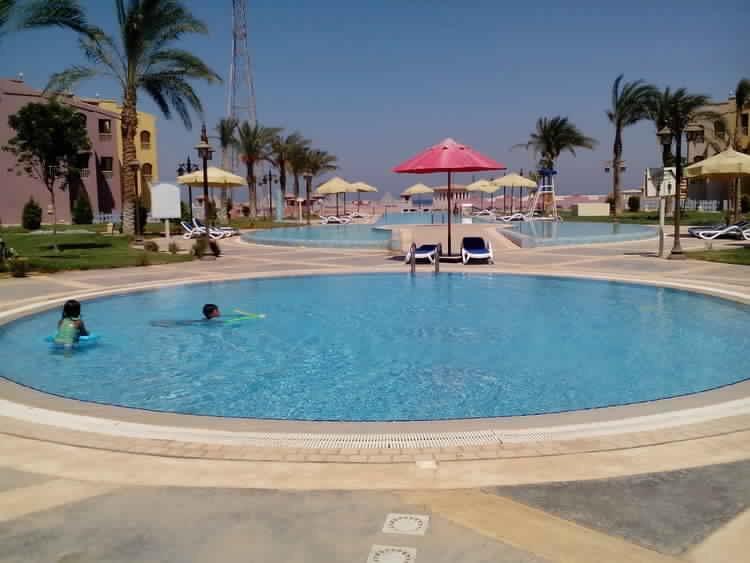 شاليه بحديقه اول صف علي البحر مباشر عائلي فقطChalet Porto South Beach Sea View عين السخنة المظهر الخارجي الصورة